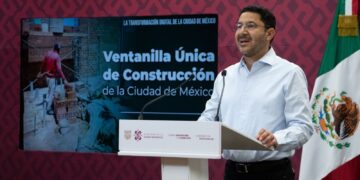 Luego de una serie de denuncias de que el gobierno de la Ciudad de México en el último tramo de Claudia Sheinbaum y lo que va de Martí Batres ha entregado licencias para construir casi de forma indiscriminada, la administración morenista presentó la Ventanilla Única de Construcción (VUC) de la CDMX, con lo que se intenta un mayor control sobre las construcciones en la capital. Foto: GCDMX