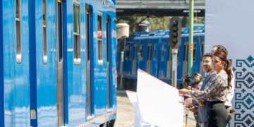 En plena campaña por la Jefatura de Gobierno y en un ambiente de estira y afloja entre los candidatos para ver quién da más, el mandatario capitalino, Martí Batres, acompañado por la primera dama de la Ciudad de México, Daniela Cordero, hizo entrega de dos nuevos trenes ligeros. FOTO: GCDMX