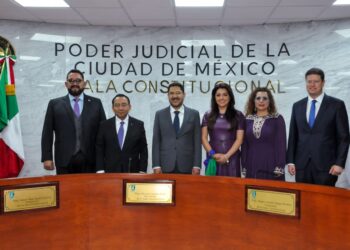 Después de que trabajadores de Participación Ciudadana se quitaran el chaleco guinda para sumarse a la campaña del aspirante opositor a la Jefatura de Gobierno, Santiago Taboada, el mandatario capitalino, Martí Batres, negó que esas personas pertenecieran a la Secretaría de Inclusión y Bienestar Social (Sibiso). Foto: GCDMX