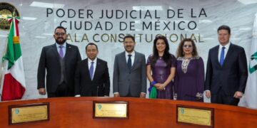 Después de que trabajadores de Participación Ciudadana se quitaran el chaleco guinda para sumarse a la campaña del aspirante opositor a la Jefatura de Gobierno, Santiago Taboada, el mandatario capitalino, Martí Batres, negó que esas personas pertenecieran a la Secretaría de Inclusión y Bienestar Social (Sibiso). Foto: GCDMX