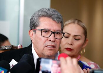 La solicitud para desaparecer poderes en Guerrero es un recurso “electorero” de la oposición, que busca sacar raja política de los problemas que son producto del rezago, abandono y desigualdad ancestral que enfrenta el estado, afirmó el coordinador parlamentario de Morena, Ricardo Monreal. FOTO: Archivo