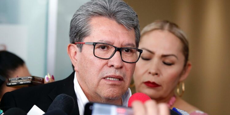 La solicitud para desaparecer poderes en Guerrero es un recurso “electorero” de la oposición, que busca sacar raja política de los problemas que son producto del rezago, abandono y desigualdad ancestral que enfrenta el estado, afirmó el coordinador parlamentario de Morena, Ricardo Monreal. FOTO: Archivo