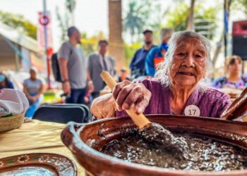 Los tradicionales romeritos son un platillo emblemático de los pueblos originarios de la cuenca de México, una herencia cultural de nuestro pasado prehispánico y representan una actividad económica importante para los campesinos de Tláhuac. FOTOS: Especial