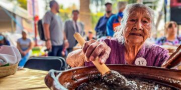 Los tradicionales romeritos son un platillo emblemático de los pueblos originarios de la cuenca de México, una herencia cultural de nuestro pasado prehispánico y representan una actividad económica importante para los campesinos de Tláhuac. FOTOS: Especial