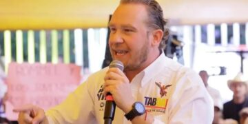 Como ocurrió en la Miguel Hidalgo hace unos días, esta vez en Iztapalapa, líderes de Morena se quitaron sus chalecos guindas, los tiraron al piso y se pusieron unos amarillos del PRD, frente al candidato de la oposición a la Jefatura de Gobierno, Santiago Taboada, en el que de manera sobresaliente participan PRI y PAN. FOTO: Especial