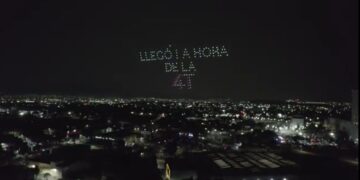 Con drones en el cielo con la leyenda "Izcalli merece agua", Daniel Serrano Palacios arrancó su campaña rumbo a la Presidencia Municipal de Cuautitlán por la coalición "Sigamos Haciendo Historia en el Estado de México", integrada por Morena-PT, PVEM. FOTO: Especial