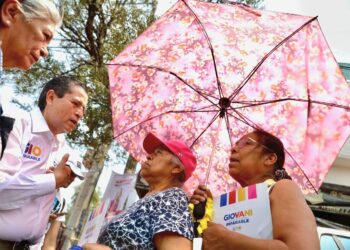 Reventadores al acecho. Durante el recorrido nuevamente se registró la presencia de 3 personas que, a bordo de una camioneta van de color blanco y de la cual descendió una mujer, se dedicó a tomar fotos y video durante algunos minutos en el recorrido, para después realizar llamadas telefónicas y retirarse sin hacer comentarios. FOTOS: Especial