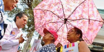 Reventadores al acecho. Durante el recorrido nuevamente se registró la presencia de 3 personas que, a bordo de una camioneta van de color blanco y de la cual descendió una mujer, se dedicó a tomar fotos y video durante algunos minutos en el recorrido, para después realizar llamadas telefónicas y retirarse sin hacer comentarios. FOTOS: Especial