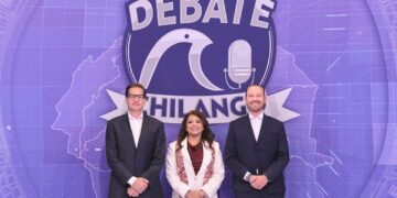 Santiago Taboada esta vez llegó con un rotafolios de esos que usan los arquitectos, con láminas enormes, para que se vieran de manera contundente en las pantallas, a diferencia del primer debate en que no se alcanzaban a leer. Le fue bien en este sentido. FOTOS: Especial