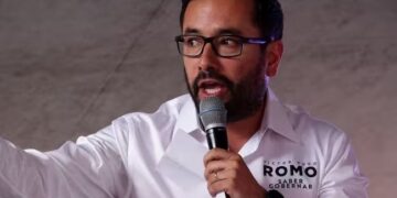 Víctor Romo, operador político de Claudia Sheinbaum y Clara Brugada, solito se evidenció de que es cierto de lo que le acusan: tráfico de influencia y que alcanza uso indebido del servicio público para quienes le ayudan. FOTO: Cuartoscuro