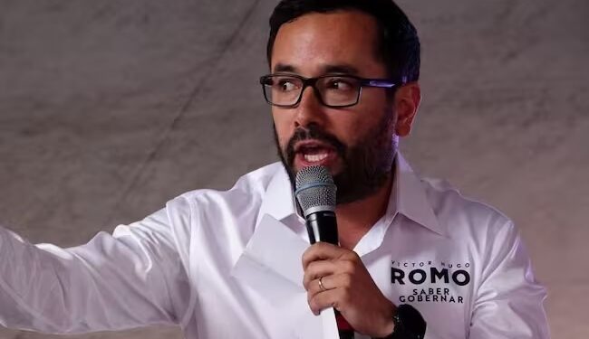 Víctor Romo, operador político de Claudia Sheinbaum y Clara Brugada, solito se evidenció de que es cierto de lo que le acusan: tráfico de influencia y que alcanza uso indebido del servicio público para quienes le ayudan. FOTO: Cuartoscuro