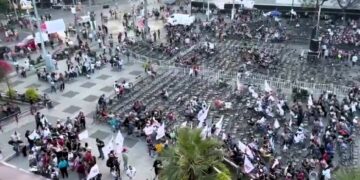 La fractura que prevalece en las bases de Morena en la Gustavo A. Madero ante la imposición del chuchista Janecarlo Lozano como candidato a alcalde ya afectó de manera directa la campaña de Clara Brugada, y está a un tris de que le pegue a su abanderada presidencial, Claudia Sheinbaum. FOTOS: Especial