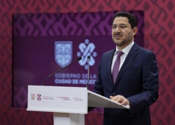 Resulta interesante que el mismo día que inició su campaña Berenice Hernández Calderón para reelegirse en Tláhuac, el jefe de Gobierno, Martí Batres anunció la detención de Carlos Alejandro “N”, alias “El Cindy”, a quien calificó como presunto generador de violencia y supuesto líder del cártel de Tláhuac. FOTO: GCDMX