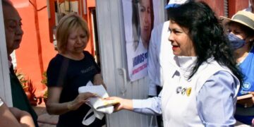 La alcaldía Azcapotzalco está 100 por ciento iluminada con 26 mil 500 lámparas reparadas e instaladas, dijo Margarita Saldaña Hernández, ante vecinos de la unidad habitacional “Novedades Impacto” y de la colonia Nueva España, en la búsqueda del voto para su reelección. FOTOS: Especial