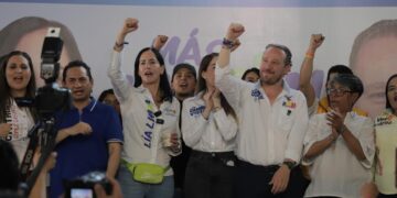 Reunidos con vecinos de la Unidad Habitacional Plateros, Lía Limón y Santiago Taboada se comprometieron a trabajar juntos para hacer de Álvaro Obregón el mejor para vivir de la CDMX. FOTO: Especial