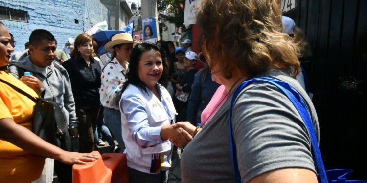 La candidata a la alcaldía por Azcapotzalco de la Alianza Va X México, Margarita Saldaña Hernández rechazó las acusaciones de que la administración que ella encabezó antes de pedir licencia y la actual con Miguel Ángel Ocano estén cobrando derecho de piso a los comerciantes ambulantes para su campaña. FOTO: Especial