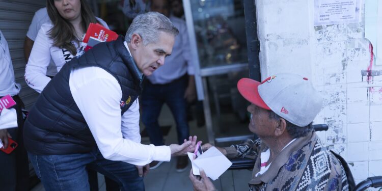 La primera pregunta que viene a la mente es por qué el ex jefe de Gobierno de la CDMX y hoy senador, Miguel Ángel Mancera eligió el Distrito VII electoral federal para ser candidato a diputado por la coalición Va X la Ciudad de México (PAN, PRI y PRD), una zona nada fácil para la oposición, en donde Morena domina. FOTO: Especial