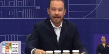 Los cuatro momentos en que de manera contundente Santiago Taboada arrinconó y sacudió por entero a Clara Brugada: primero, cuando le sacó las cuatro botellas con agua sucia de pozos de Iztapalapa, Benito Juárez, Tláhuac y Xochimilco. El segundo, cuando aseguró que René Bejarano, “El Señor de las Ligas” era su socio, porque le entregó contratos multimillonarios para construir las famosas “Utopías” y prometió dar los nombres de las empresas. FOTO: Especial