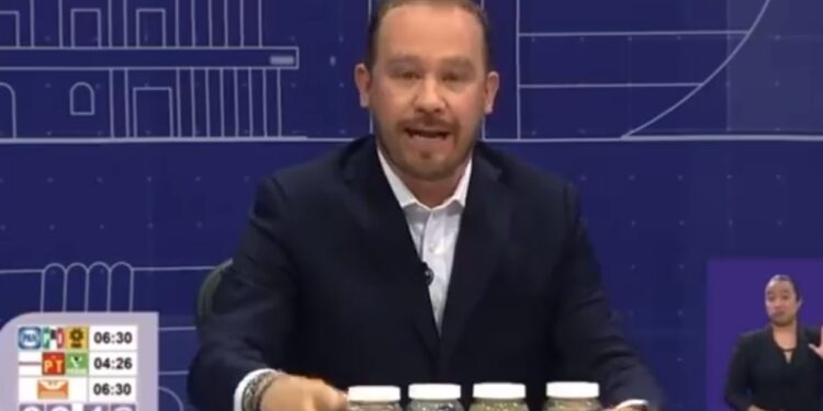 Los cuatro momentos en que de manera contundente Santiago Taboada arrinconó y sacudió por entero a Clara Brugada: primero, cuando le sacó las cuatro botellas con agua sucia de pozos de Iztapalapa, Benito Juárez, Tláhuac y Xochimilco. El segundo, cuando aseguró que René Bejarano, “El Señor de las Ligas” era su socio, porque le entregó contratos multimillonarios para construir las famosas “Utopías” y prometió dar los nombres de las empresas. FOTO: Especial