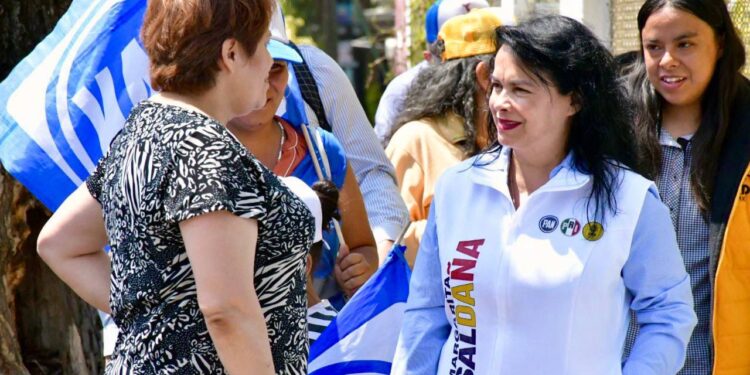 Margarita Saldaña, alcaldesa con licencia y candidata a la Alcaldía de Azcapotzalco, se quitó la casaca de edil e hizo a un lado todos los recursos que el cargo le otorga. Pero en esencia sigue haciendo lo que hace todos los días en la demarcación, desde que llegó a gobernarla el 1 de octubre de 2021: caminar las calles. FOTO: Especial