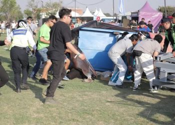 Según el dictamen pericial final, “el derrumbe de la estructura se atribuye a condiciones climáticas, debido a una ráfaga de viento, por lo que se descarta cualquier negligencia de la empresa organizadora, así como de las autoridades”. FOTO: X / @Rhevolver