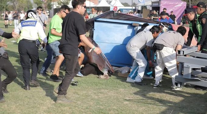 Según el dictamen pericial final, “el derrumbe de la estructura se atribuye a condiciones climáticas, debido a una ráfaga de viento, por lo que se descarta cualquier negligencia de la empresa organizadora, así como de las autoridades”. FOTO: X / @Rhevolver