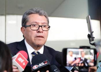 El senador Ricardo Monreal Ávila coincidió con el presidente de la República en que la transición en 2024 será tersa y tranquila ya que la violencia política no nublará el escenario electoral. “Todos tenemos que hacer votos porque no se rebase a la voluntad popular”, dijo. FOTO: Archivo