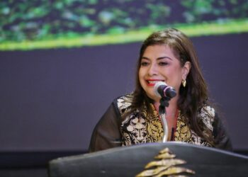 La candidata de Morena, Clara Brugada dijo que evaluará el incluir a integrantes de la oposición en caso de ganar la Jefatura de Gobierno. “Eso vamos a discutirlo poco a poco y después del dos de junio”, afirmó la morenista durante un encuentro en el Centro Libanés. FOTO: Especial