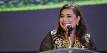 La candidata de Morena, Clara Brugada dijo que evaluará el incluir a integrantes de la oposición en caso de ganar la Jefatura de Gobierno. “Eso vamos a discutirlo poco a poco y después del dos de junio”, afirmó la morenista durante un encuentro en el Centro Libanés. FOTO: Especial