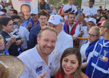 En su gira por la Tláhuac, demarcación donde el 40% es zona rural y el 55% se utiliza para la agricultura, el candidato opositor a la Jefatura de Gobierno, Santiago Taboada, prometió aumentar la inversión en apoyo a las mujeres, las escuelas y las actividades agrícolas. FOTO: Especial