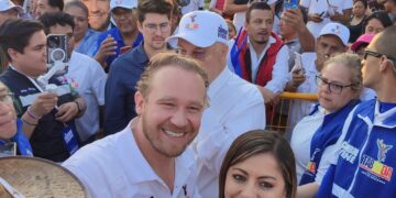 En su gira por la Tláhuac, demarcación donde el 40% es zona rural y el 55% se utiliza para la agricultura, el candidato opositor a la Jefatura de Gobierno, Santiago Taboada, prometió aumentar la inversión en apoyo a las mujeres, las escuelas y las actividades agrícolas. FOTO: Especial