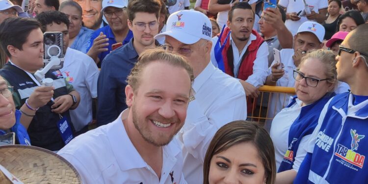 En su gira por la Tláhuac, demarcación donde el 40% es zona rural y el 55% se utiliza para la agricultura, el candidato opositor a la Jefatura de Gobierno, Santiago Taboada, prometió aumentar la inversión en apoyo a las mujeres, las escuelas y las actividades agrícolas. FOTO: Especial