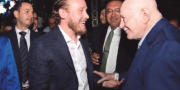 Con el edificio del Antiguo Palacio del Ayuntamiento de fondo, ahí donde despacha el titular de la Jefatura de Gobierno, el candidato de la coalición Va X La Ciudad de México (PAN, PRI y PRD), Santiago Taboada presentó sus cinco propuestas esenciales en materia de seguridad ciudadana para lograr lo que él llama, “blindar la CDMX”. FOTO: Especial