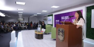 Clara Brugada, candidata a la jefatura de Gobierno de la Ciudad de México por la coalición “Sigamos haciendo historia en la CDMX” comentó ante empresarios que, de ganar en las elecciones del 2 de junio, combatirá la informalidad en los negocios en pro del crecimiento económico de la capital mexicana. FOTO: Especial