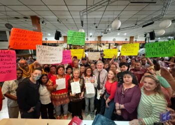 La candidata Aleida Alavez firmó el acuerdo para la sostenibilidad, cuidado, atención y desarrollo de los mercados y concentraciones de abasto popular en la Alcaldía Iztapalapa. FOTO: Especial