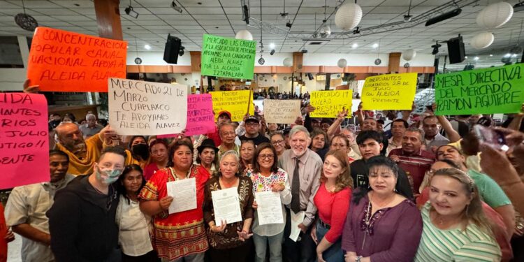 La candidata Aleida Alavez firmó el acuerdo para la sostenibilidad, cuidado, atención y desarrollo de los mercados y concentraciones de abasto popular en la Alcaldía Iztapalapa. FOTO: Especial