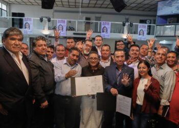 Aleida Alavez Ruiz, aspirante al gobierno de la alcaldía Iztapalapa por la coalición Seguiremos Haciendo Historia en la Ciudad de México, firmó con representantes del sector transportista, el acuerdo Movilidad Sostenible, Segura, Participativa e Incluyente. FOTO: Especial