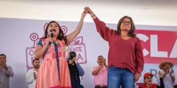Opositores ex funcionarios públicos de Iztapalapa se sumaron a la coalición “Seguiremos haciendo historia” en la Ciudad de México, para apoyar la candidatura de Clara Brugada a la jefatura de la capital mexicana. FOTO: Especial