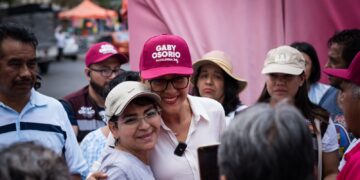 La abanderada de la candidatura común "Seguiremos Haciendo Historia en la Ciudad de México", Gaby Osorio, compartió con las y los vecinos de la colonia San Pedro Mártir que una de sus propuestas en materia de seguridad es colocar policías de proximidad originarios de Tlalpan en cada comunidad. FOTO: Especial