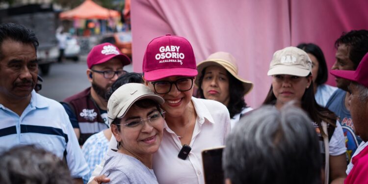 La abanderada de la candidatura común "Seguiremos Haciendo Historia en la Ciudad de México", Gaby Osorio, compartió con las y los vecinos de la colonia San Pedro Mártir que una de sus propuestas en materia de seguridad es colocar policías de proximidad originarios de Tlalpan en cada comunidad. FOTO: Especial