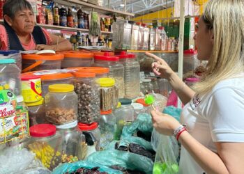Esta semana comerciantes informales ubicados en el centro histórico de Coyoacán comenzaron a vender sus mercancías sobre lonas con la imagen de Hanna de la Madrid, candidata a la alcaldía Coyoacán por el partido de Morena. FOTO: @hdelamadrid
