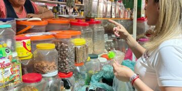 Esta semana comerciantes informales ubicados en el centro histórico de Coyoacán comenzaron a vender sus mercancías sobre lonas con la imagen de Hanna de la Madrid, candidata a la alcaldía Coyoacán por el partido de Morena. FOTO: @hdelamadrid