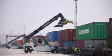 Clara Brugada, candidata a la Jefatura de Gobierno por la coalición “Sigamos Haciendo Historia”, prometió reconvertir la zona industrial de Vallejo con la creación del Corredor Ferroviario Pantaco - AIFA (Aeropuerto Internacional Felipe Ángeles) para aprovechar el nearshoring. FOTO: Especial