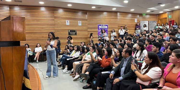 La activista y candidata por la Alcaldía de Cuauhtémoc por la coalición “Va por México”, integrada por el PRI, PAN y PRD, Alessandra Rojo de la Vega, dijo que seguirá luchando para erradicar de la violencia de género desde sus trincheras, para empoderar a las mujeres haciéndoles un llamado a no callar ante cualquier tipo de violencia. FOTO: Especial