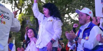 Tres fueron los compromisos más importantes del candidato de la coalición “Va X La Ciudad de México” ante la abanderada de ese bloque a la Alcaldía de Azcapotzalco: llevarse la Fiscalía de Avenida Jardín a otro lado, porque es un “mugrero”; blindar la demarcación, por cada patrulla que ponga la Alcaldía, el Gobierno capitalino pondrá otra; además de arreglar y dignificar las 198 escuelas públicas. FOTOS: Especial