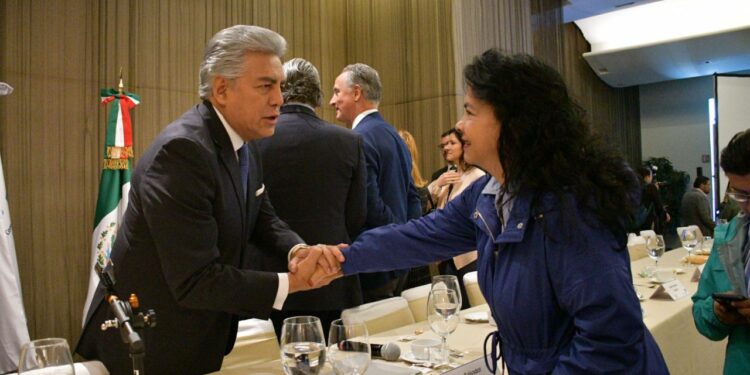 Los candidatos de la Coalición “Va X la Ciudad de México”, encabezados por Santiago Taboada, se reunieron con integrantes del Consejo de la Comunicación. Durante el encuentro, los abanderados del PRI-PAN-PRD compartieron su visión sobre los temas trascendentales para las alcaldías y el gobierno de la Ciudad de México, así como los proyectos que impulsarán de llegar al gobierno. FOTOS: Especial