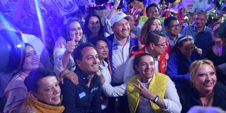 Margarita Saldaña, en su arranque de campaña simbólico por la Alcaldía Azcapotzalco, acompañada por el candidato a la Jefatura de Gobierno, Santiago Taboada, celebró que el abanderado de su partido se comprometió a que en caso de ganar la va a apoyar para que cada unidad territorial de la demarcación tenga su propia patrulla. FOTOS: Especial