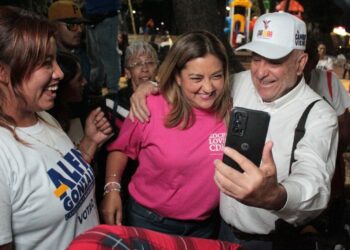 La abanderada del PAN-PRI-PRD a la alcaldía Tlalpan, Alfa González hizo el compromiso con habitantes de colonias como Miguel Hidalgo, Lomas Hidalgo, Cultura Maya, Popular Santa Teresa, Cruz del Farol de incrementar obras y servicios de mejoramiento de los espacios públicos. FOTOS: Especial