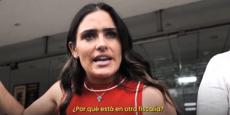 La candidata a la alcaldía Cuauhtémoc por la coalición “Va por la Ciudad de México”, Ale Rojo de la Vega denunció que las autoridades capitalinas le mantienen oculta la carpeta de investigación sobre el ataque que padeció el sábado anterior, a pesar de que este viernes detuvieron en Ecatepec, Estado de México, al presunto agresor. FOTO: Especial