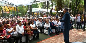 El ex jefe de Gobierno Marcelo Ebrard, el mismo que construyó la Línea 12 que se desplomó, anda de caradura haciendo campaña con Morena en la Ciudad de México, aunque la verdad es que no queda claro en qué les puede ayudar. Por lo pronto en el ánimo no, porque no suena para nada convincente de que los candidatos que apoya van a ganar. FOTO: Especial